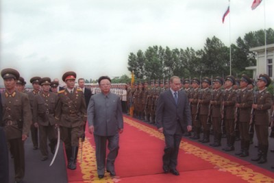 Vladimir_Putin_with_Kim_Jong-Il-6_2000_Presidential Press and Information Office_Kremlin