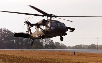 Vrtulník UH-60M s pomocnými křídly ESSS. Zdroj: Sikorsky