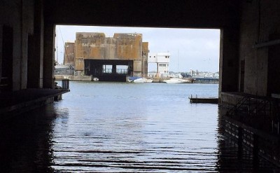 Pohled zevnitř z ponorkové základny na přístav; Foto FS