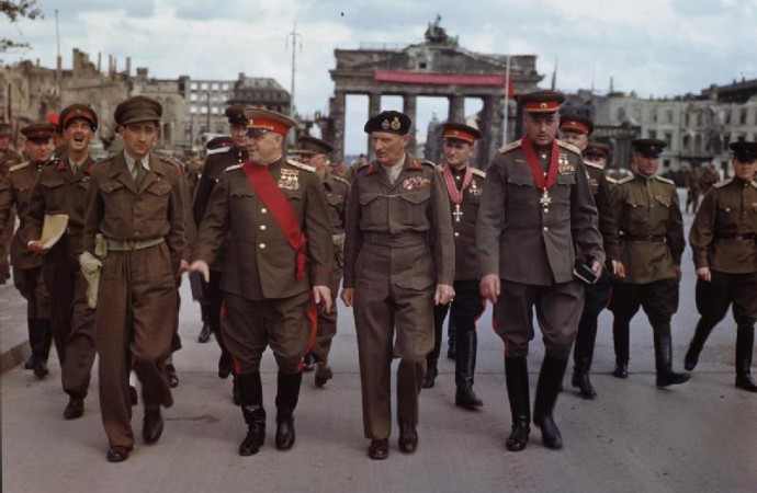 allies_at_the_brandenburg_gate_1945