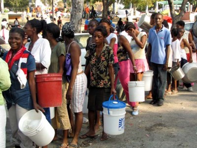 Zpočátku kontrolovaly výdej vody obyvatelům Port-au-Prince modré barety | UN troops initialy controlled water release to Port-au-Prince residents; Photo by Pavel Novotný, MF Dnes