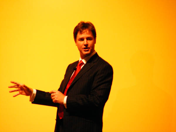 Nick Clegg na konferenci v Bournemouthu; Foto David Spender, Wikimedia Commons