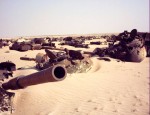 Věže iráckých tanků T-55 a T-62 na hřbitově vojenské techniky v severním Kuvajtu, které vzniklo po první válce v Perském zálivu v roce 1991 | Turrets of Iraqi tanks T-55 and T-62 lay on sand in "Boneyard" in Northern Kuwait. This boneyard arose after first Gulf war in 1991. Photo by Dušan Rovenský, 2002