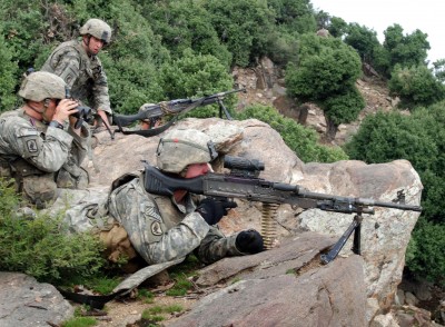 Příslušníci 173. VBBU s kulomety M240 ve východním Afghánistánu.