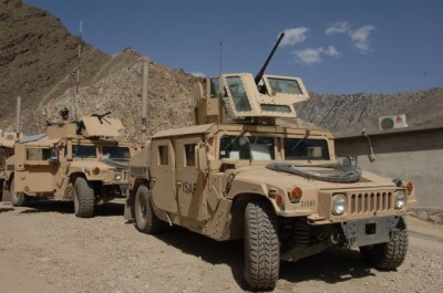 Vozidla HMMWV vyzbrojená těžkým kulometem M2 a automatickým granátometem Mk-19