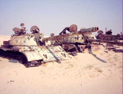 Irácké tanky T-55 na hřbitově vojenské techniky v severním Kuvajtu, které vzniklo po první válce v Perském zálivu v roce 1991 | Iraqi tanks T-55 in "Boneyard" in Northern Kuwait. This boneyard arose after first Gulf war in 1991. Photo by Dušan Rovenský, 2002